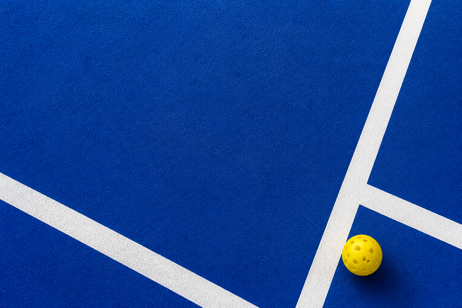 Surface de jeu de pickleball bleu royal avec lignes de terrain blanches épaisses